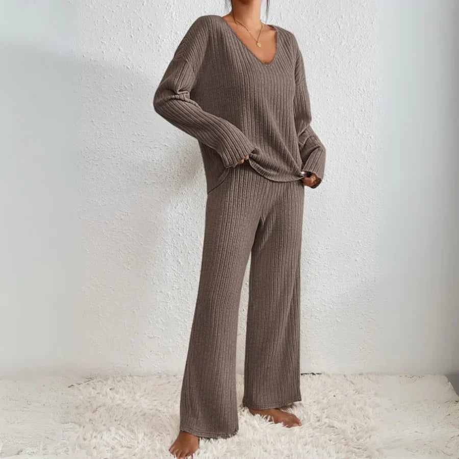 VIVIENNE | Two-Piece Set with Straight Trousers and V-Neck Top