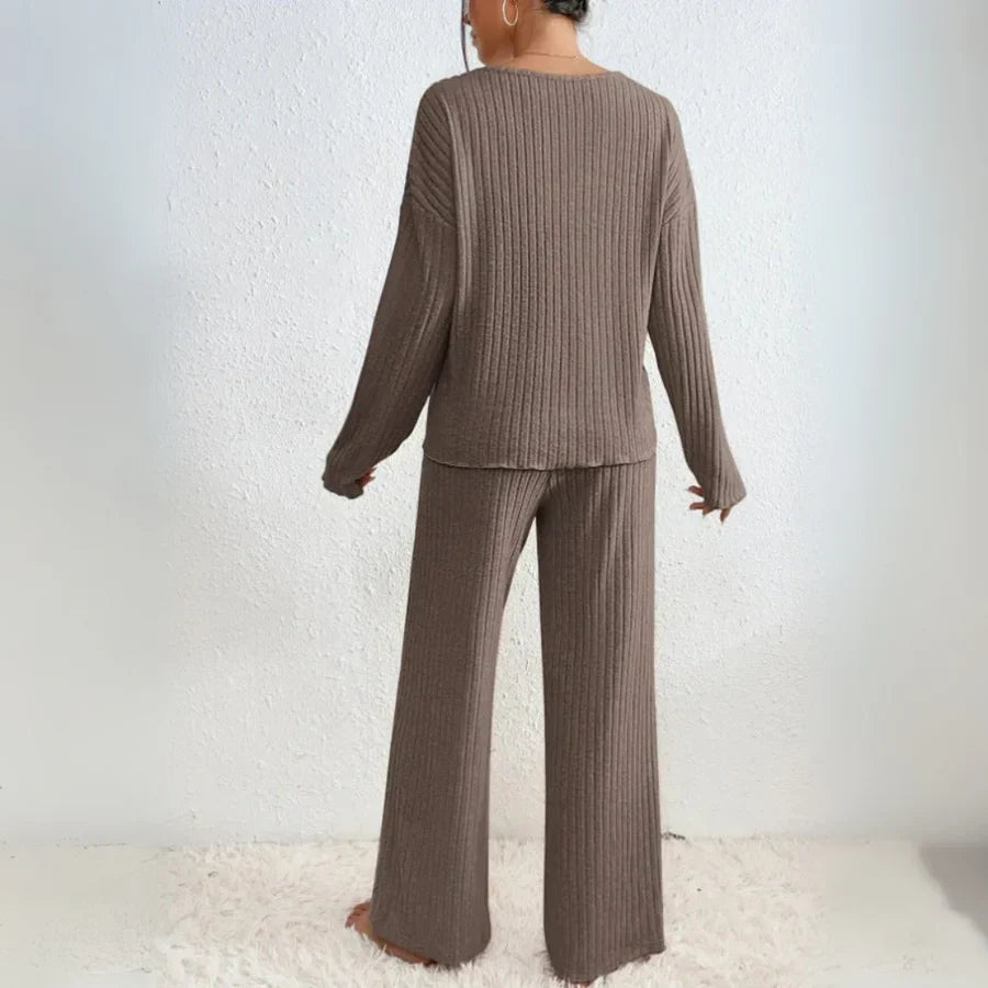 VIVIENNE | Two-Piece Set with Straight Trousers and V-Neck Top