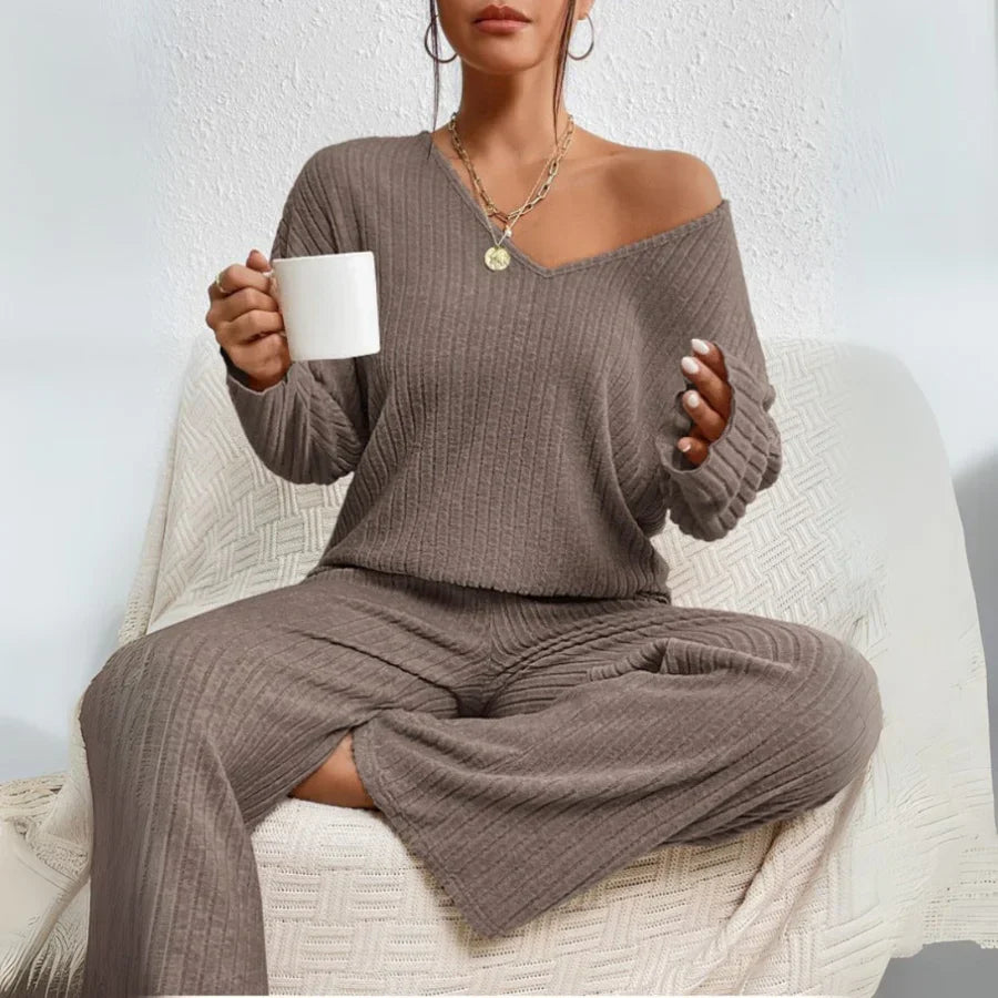 VIVIENNE | Two-Piece Set with Straight Trousers and V-Neck Top
