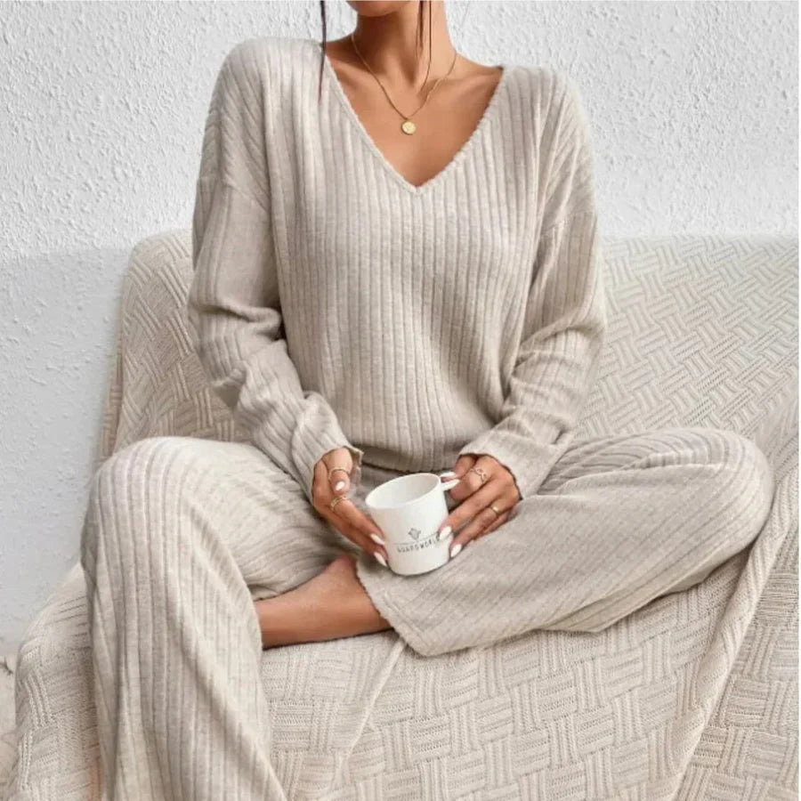 VIVIENNE | Two-Piece Set with Straight Trousers and V-Neck Top